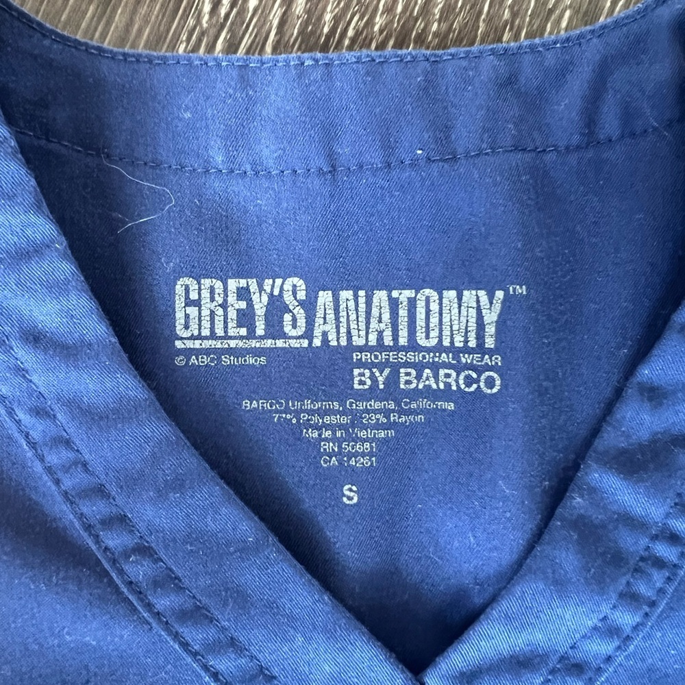 Grey's Anatomy Dark Navy V-Neck Scrub Top - Picture 2 of 2